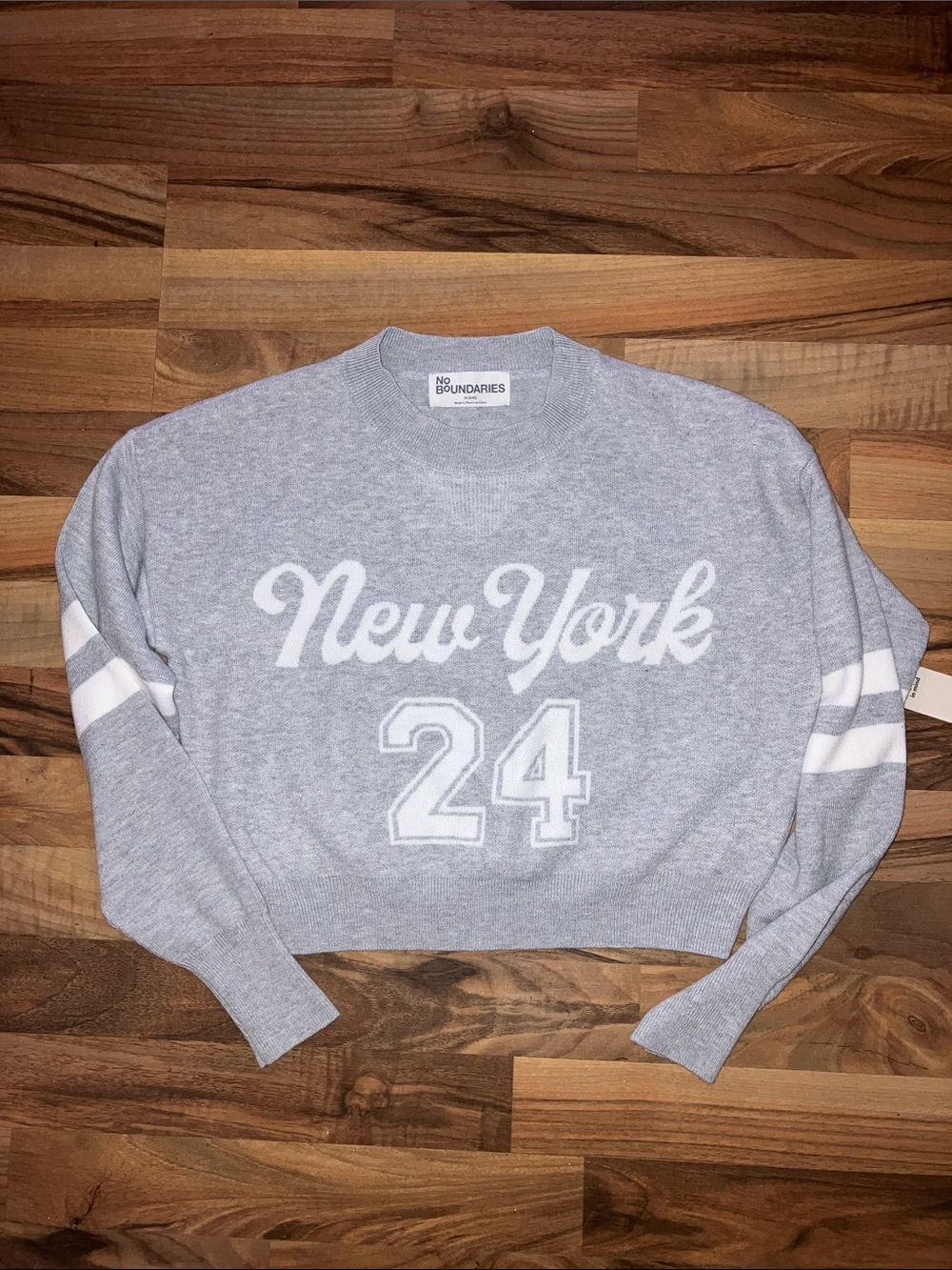 No Boundaries gray white New York cropped sweater women’s Sz M NWT